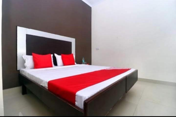 Raja Guest House -- Jalandhar Railway Station -- For Family, Couples, Travellers エクステリア 写真